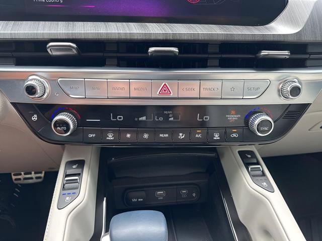 Photo of 2024 Glacial White Pearl Kia Telluride