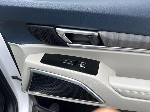 Photo of 2024 Glacial White Pearl Kia Telluride