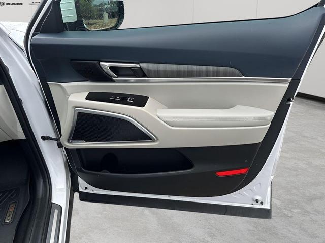 Photo of 2024 Glacial White Pearl Kia Telluride