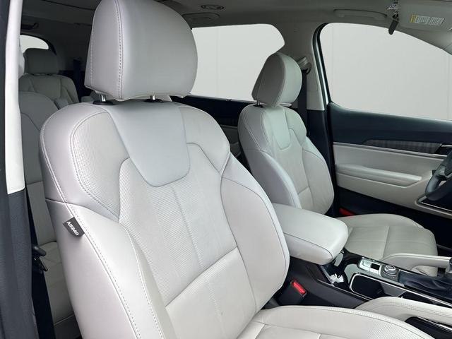 Photo of 2024 Glacial White Pearl Kia Telluride