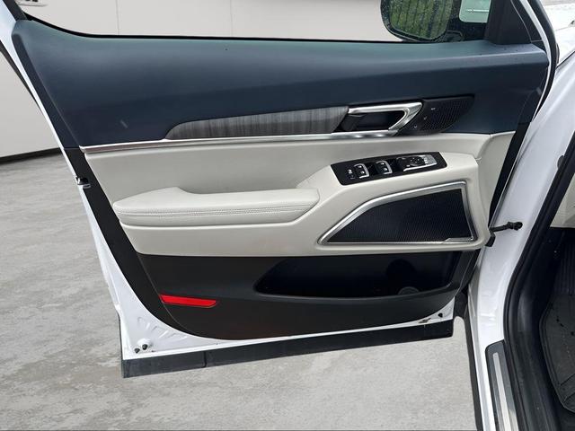 Photo of 2024 Glacial White Pearl Kia Telluride