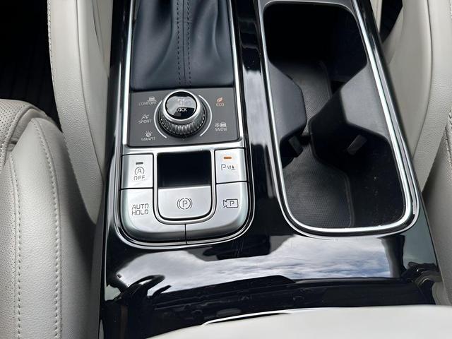 Photo of 2024 Glacial White Pearl Kia Telluride