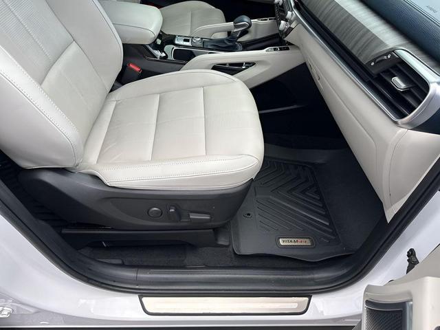 Photo of 2024 Glacial White Pearl Kia Telluride