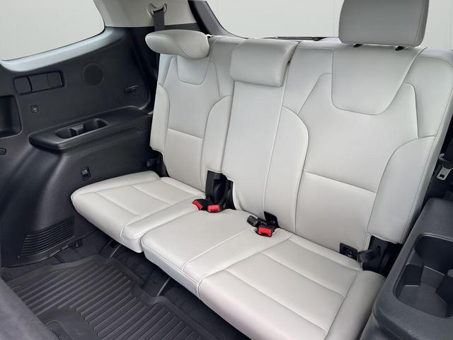 Photo of 2024 Glacial White Pearl Kia Telluride