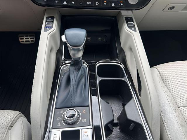 Photo of 2024 Glacial White Pearl Kia Telluride