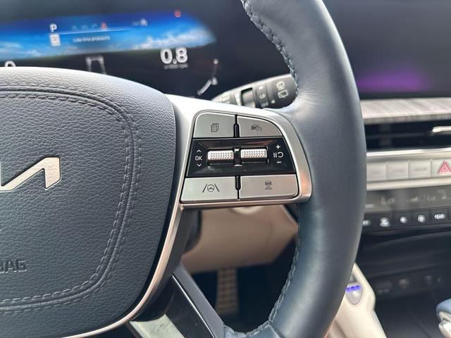 Photo of 2024 Glacial White Pearl Kia Telluride