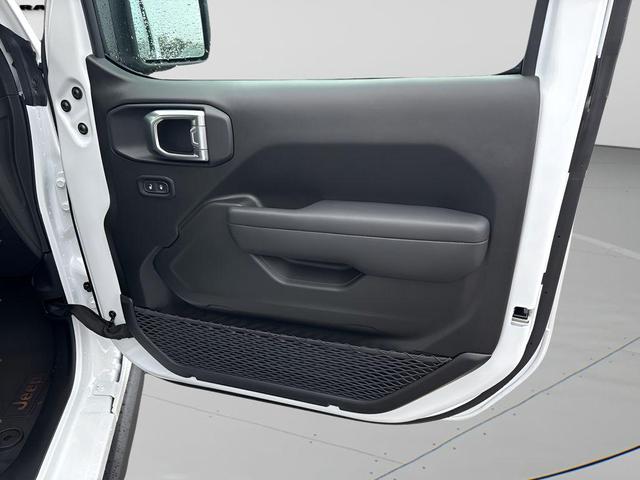 Photo of 2025 Bright White Clearcoat Jeep Wrangler
