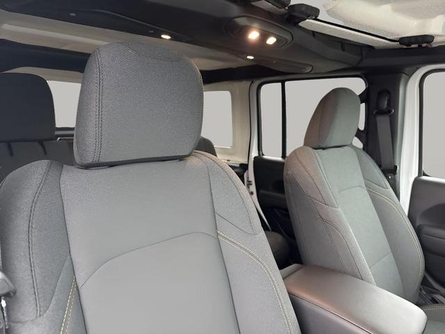 Photo of 2025 Bright White Clearcoat Jeep Wrangler