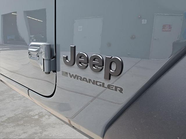 Photo of 2025 Anvil Clearcoat Jeep Wrangler