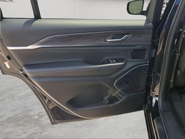 Photo of 2022 Diamond Black Jeep Grand Cherokee L
