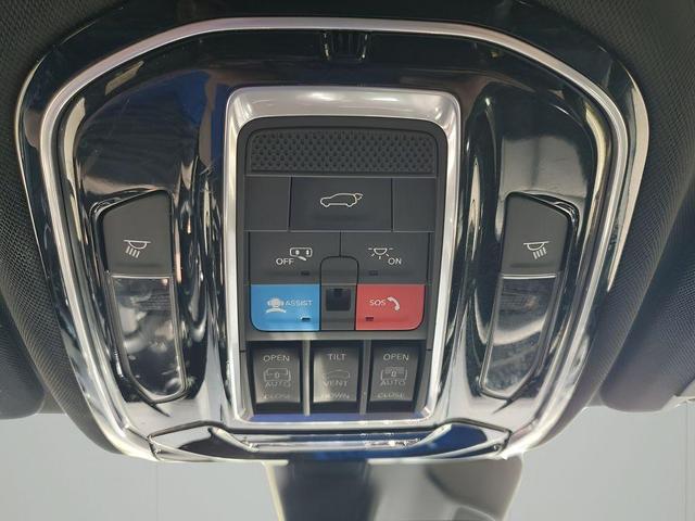 Photo of 2022 Diamond Black Jeep Grand Cherokee L