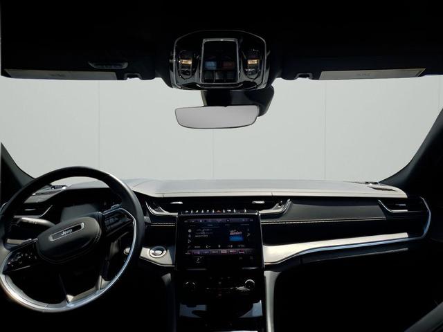Photo of 2022 Diamond Black Jeep Grand Cherokee L