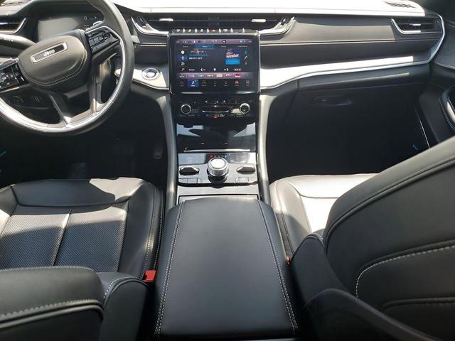 Photo of 2022 Diamond Black Jeep Grand Cherokee L