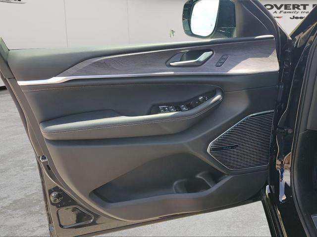 Photo of 2022 Diamond Black Jeep Grand Cherokee L