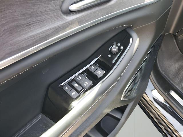 Photo of 2022 Diamond Black Jeep Grand Cherokee L