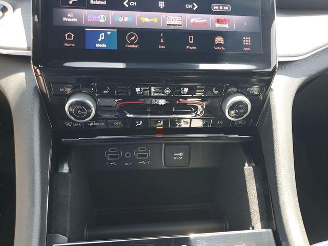 Photo of 2022 Diamond Black Jeep Grand Cherokee L