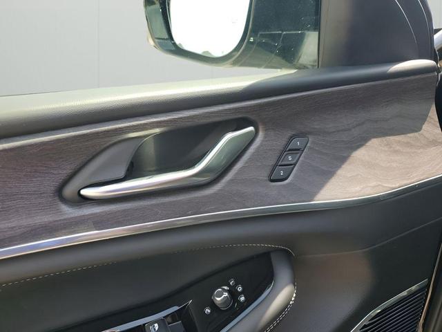Photo of 2022 Diamond Black Jeep Grand Cherokee L