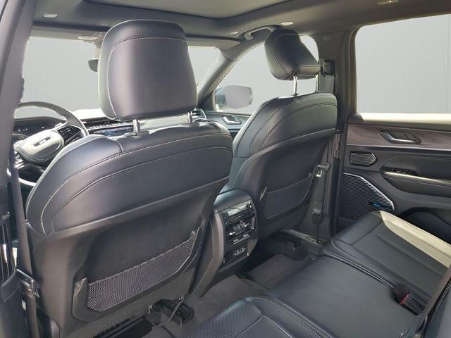 Photo of 2022 Diamond Black Jeep Grand Cherokee L