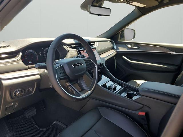 Photo of 2025 Diamond Black Jeep Grand Cherokee L