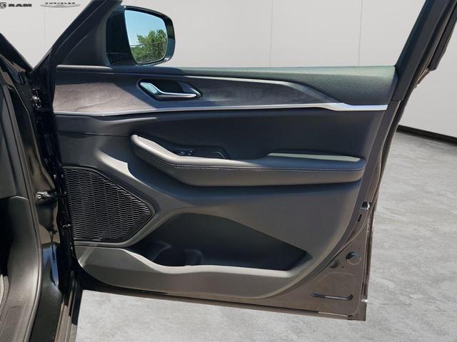 Photo of 2025 Diamond Black Jeep Grand Cherokee L