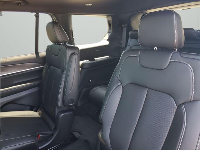 Photo of 2025 Diamond Black Jeep Grand Cherokee L