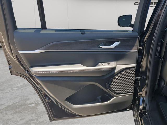 Photo of 2025 Diamond Black Jeep Grand Cherokee L