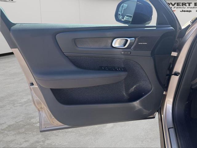Photo of 2023 Bright Volvo XC40 Recharge Pure Electric