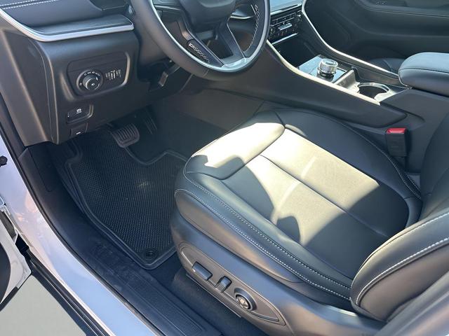 Photo of 2025 Bright White Clearcoat Jeep Grand Cherokee