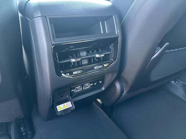 Photo of 2025 Bright White Clearcoat Jeep Grand Cherokee