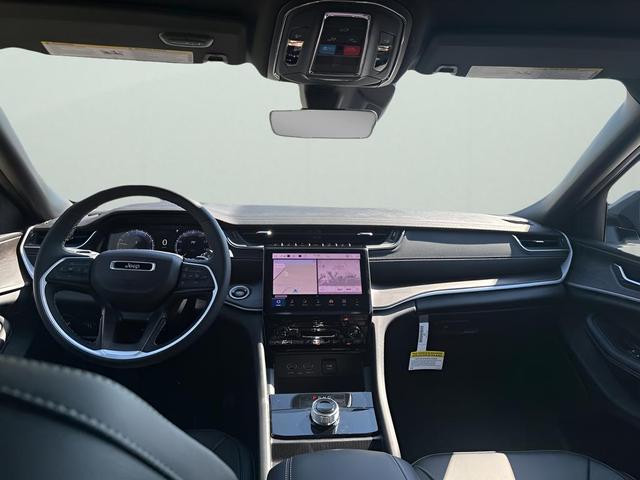 Photo of 2025 Bright White Clearcoat Jeep Grand Cherokee