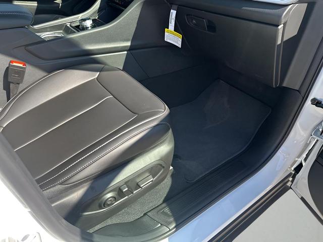 Photo of 2025 Bright White Clearcoat Jeep Grand Cherokee