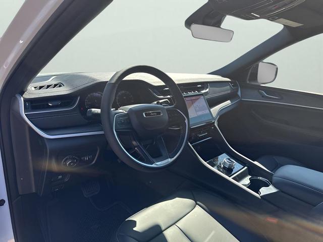 Photo of 2025 Bright White Clearcoat Jeep Grand Cherokee