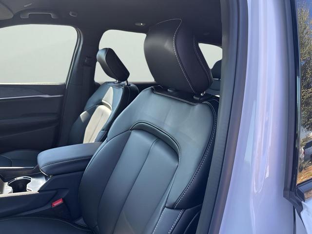 Photo of 2025 Bright White Clearcoat Jeep Grand Cherokee