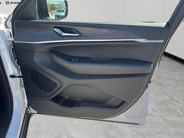 Photo of 2025 Bright White Clearcoat Jeep Grand Cherokee