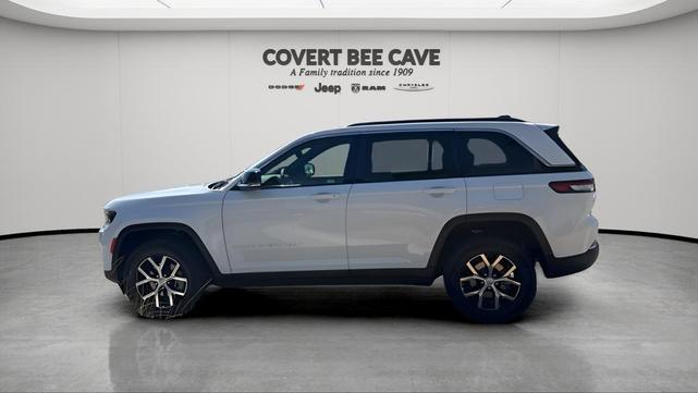 Photo of 2025 Bright White Clearcoat Jeep Grand Cherokee