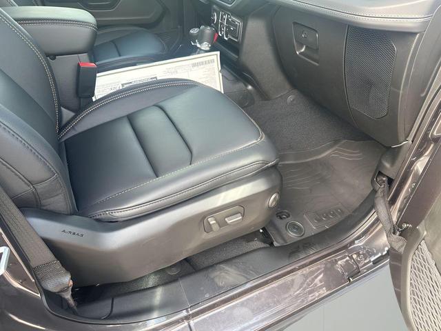 Photo of 2025 Granite Crystal Clearcoat Metallic Jeep Wrangler