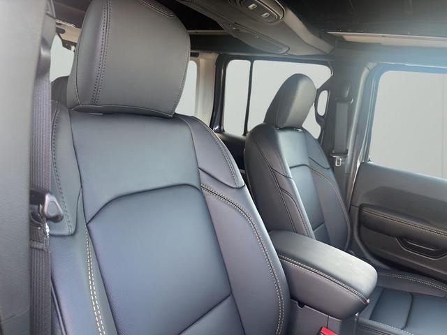 Photo of 2025 Granite Crystal Clearcoat Metallic Jeep Wrangler