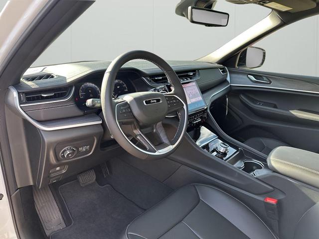 Photo of 2025 Bright White Clearcoat Jeep Grand Cherokee L