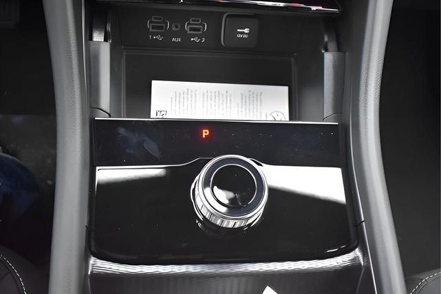 Photo of 2025 Bright White Clearcoat Jeep Grand Cherokee L