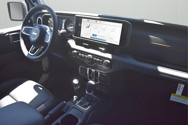 Photo of 2025 Bright White Clearcoat Jeep Wrangler