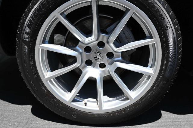 Photo of 2015 Silver Porsche Macan