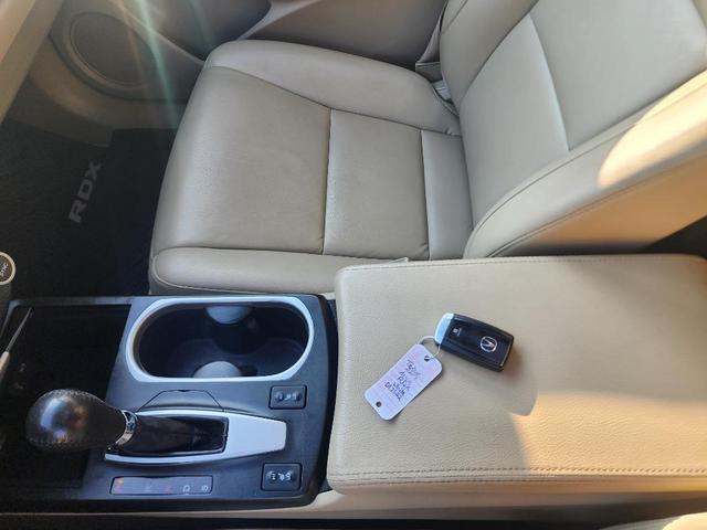 Photo of 2017 White Diamond Pearl Acura RDX