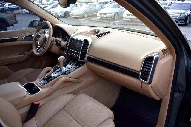 Photo of 2016 Meteor Gray Metallic Porsche Cayenne