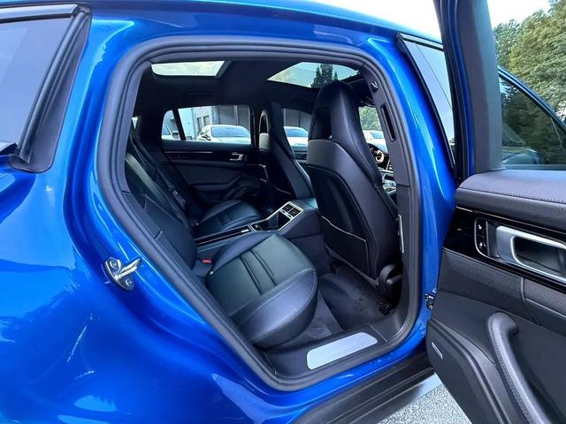 Photo of 2018 Sapphire Blue Metallic Porsche Panamera