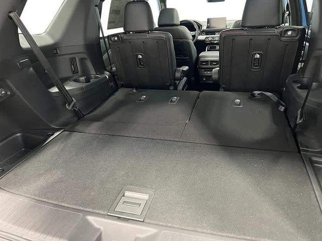 Photo of 2025 LUNAR SILVER Honda Pilot