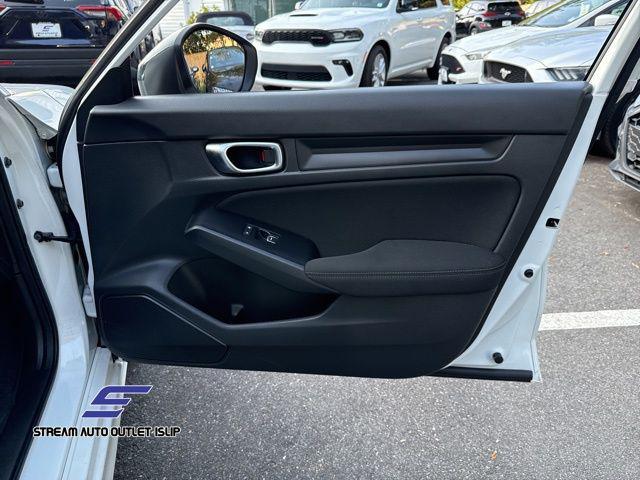 Photo of 2022 White Honda Civic