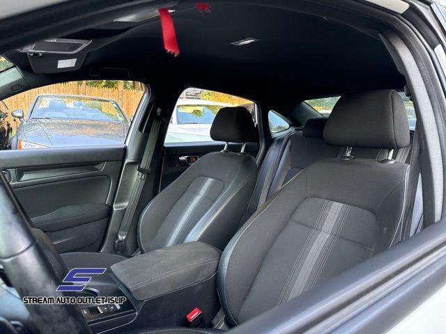 Photo of 2022 White Honda Civic