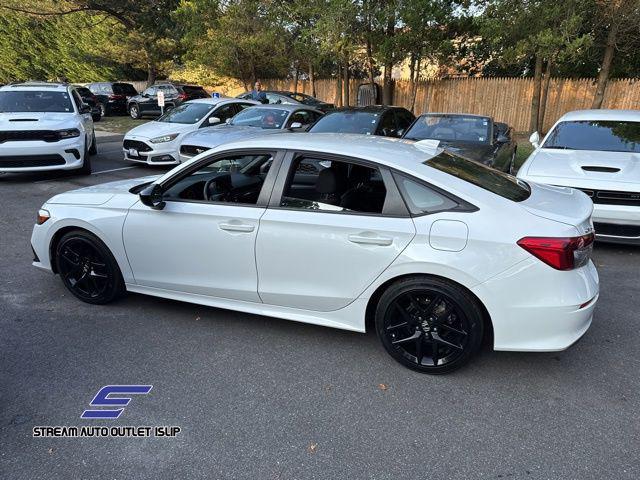 Photo of 2022 White Honda Civic