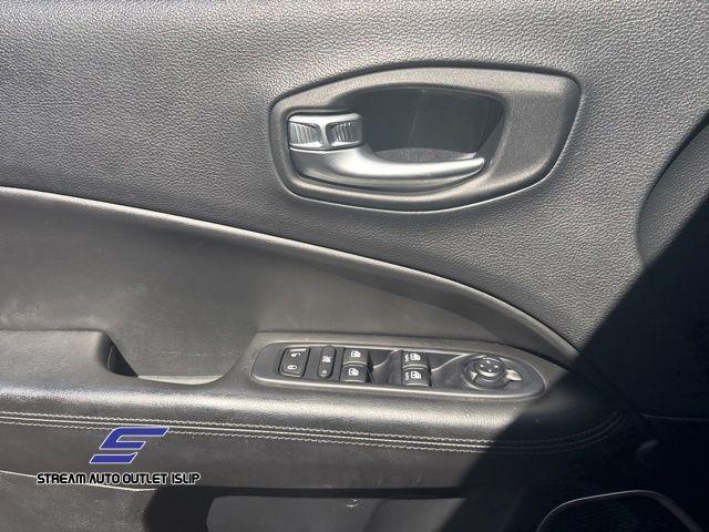 Photo of 2018 Redline Pearlcoat Jeep Compass