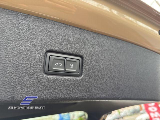 Photo of 2024 Gold Metallic Audi Q8